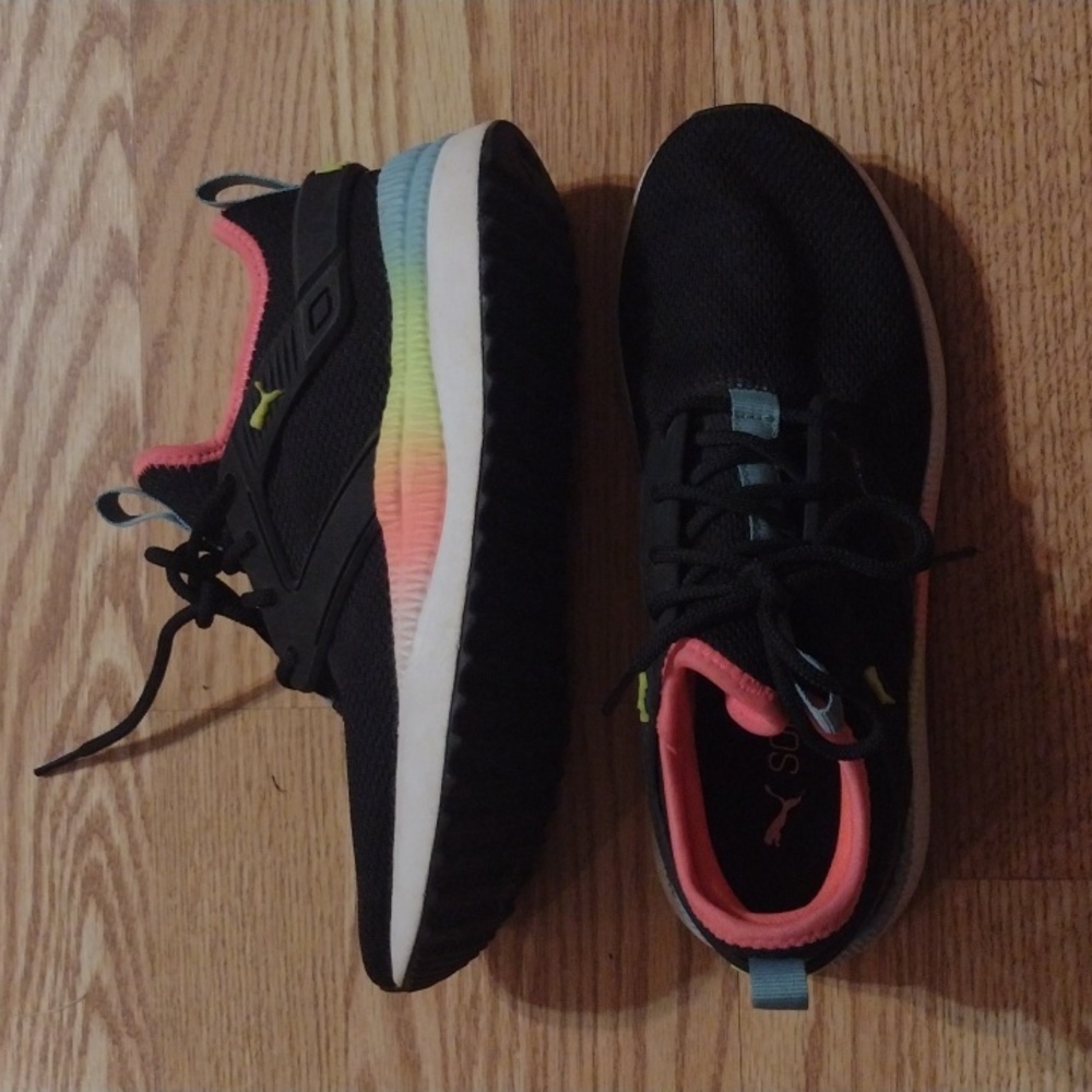 Childrens 5.5 puma tennis shoes